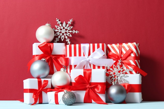 Zestaw pięknie zapakowanych pudełek na prezenty i świątecznych dekoracji
