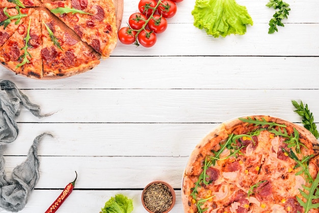 Zestaw pizza Kuchnia włoska Widok z góry Na drewnianym tle Kopiuj przestrzeń