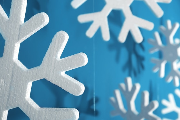 Zestaw płatków śniegu jako ozdoby świąteczne na kolorowym tle