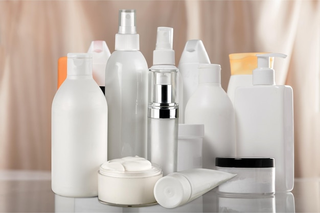 Zestaw produktów kosmetycznych w białych pojemnikach