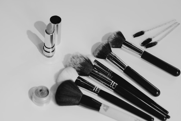 Zestaw profesjonalnych narzędzi i akcesoriów do makijażu kosmetyków dekoracyjnych na białym tle z kopią miejsca na tekst uroda moda impreza i zakupy koncepcja płaski widok z góry składu