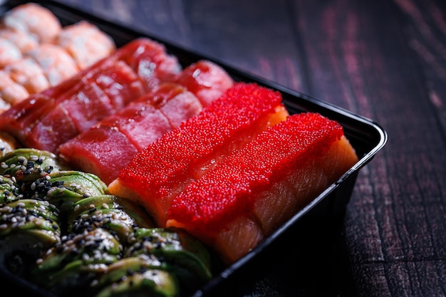 Zdjęcie zestaw pysznych rolek sushi różnorodne rolki sushi w pudełku jednorazowym