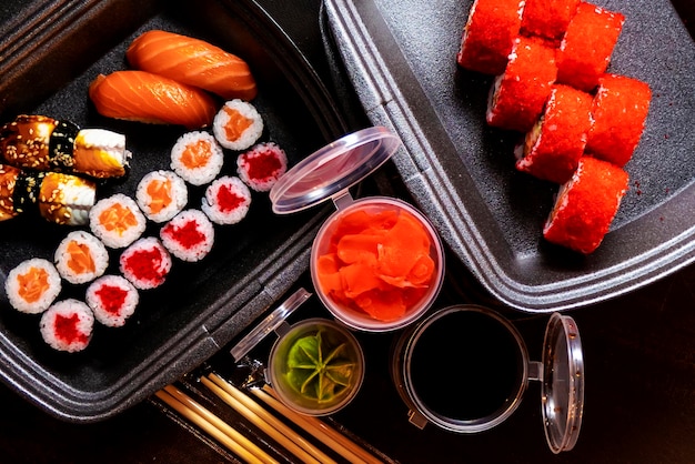 Zestaw pysznych rolek sushi z wassabi i imbirem w pudełku Japońskie jedzenie