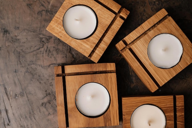 Zestaw ręcznie robionych kwadratowych drewnianych świeczników