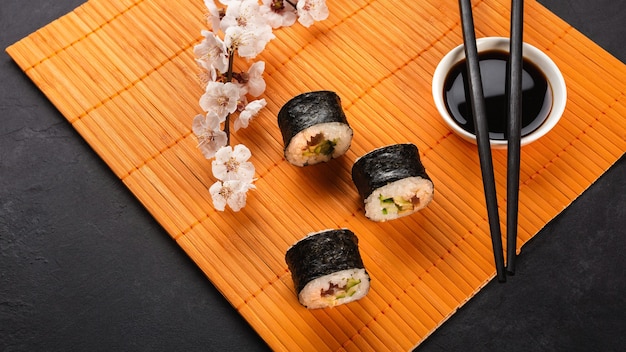 Zestaw Rolek Sushi I Maki Z Gałęzi Białych Kwiatów Na Kamiennym Stole. Widok Z Góry.