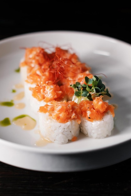 Zestaw rolek sushi na białym talerzu z łososiem