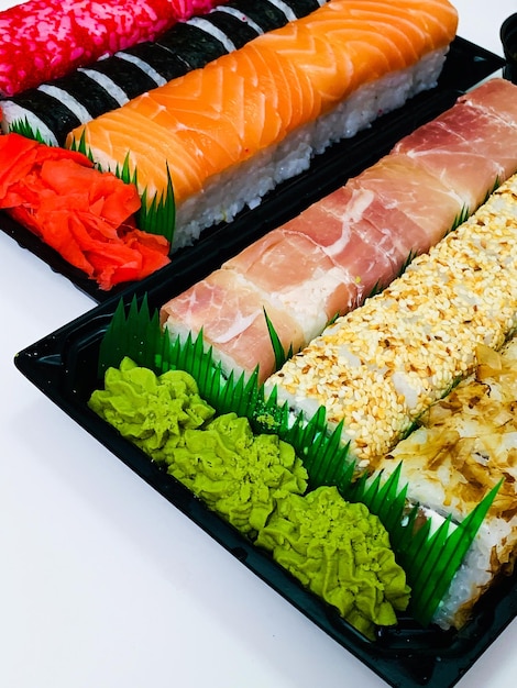 Zestaw Rolek Sushi W Plastikowym Pudełku Na Białym Stole