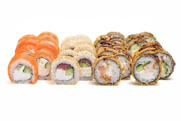Zdjęcie zestaw różnorodnych japońskich rolek sushi na białym tle menu sushi japońska kuchnia restauracja rolki sushi ustawione z bliska selektywny fokus