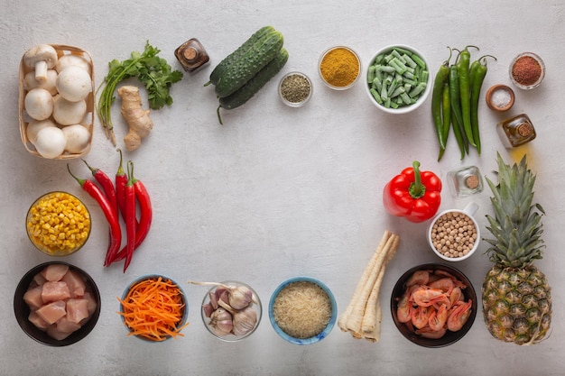 Zestaw Różnorodnych Produktów Spożywczych Do Kuchni Orientalnej - Są To Warzywa, Mięso, Owoce Morza I Owoce.