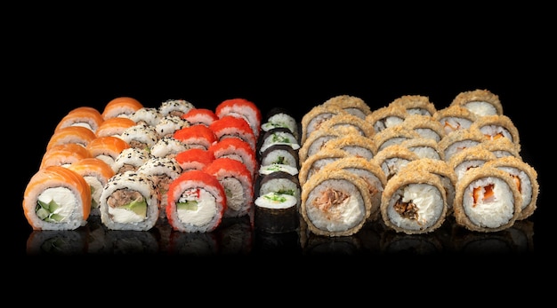 Zestaw różnych japońskich rolek sushi Zestaw rolek sushi z bliska selektywnej ostrości