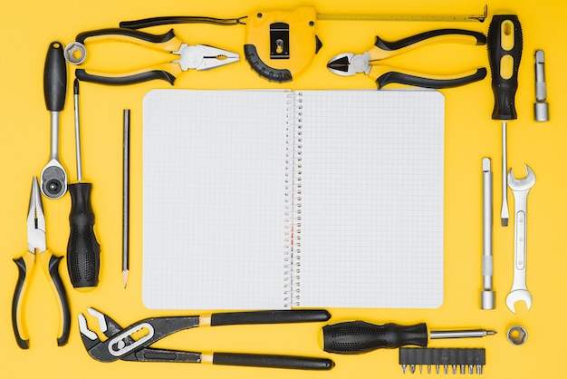 Zestaw różnych narzędzi budowlanych. Narzędzia do naprawy domowej. Praca na budowie. Na żółtym tle. Kategorycznie. Flatlay.