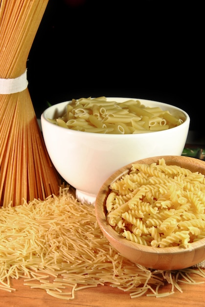 Zestaw różnych rodzajów makaronów, spaghetti i makaronów