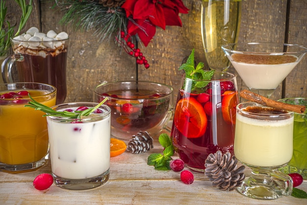 Zestaw różnych świątecznych napojów w przytulnym drewnianym domu z świątecznym wystrojem
