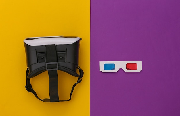 Zestaw słuchawkowy wirtualnej rzeczywistości z okularami 3D na żółtym fioletowym tle. Widok z góry. Połóż się na flay
