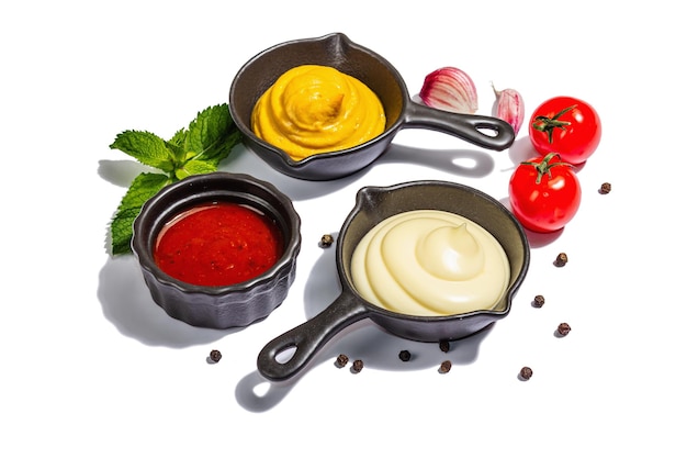 Zdjęcie zestaw sosów i świeżych warzyw samodzielnie na białym tle ketchup musztardowy i majonez