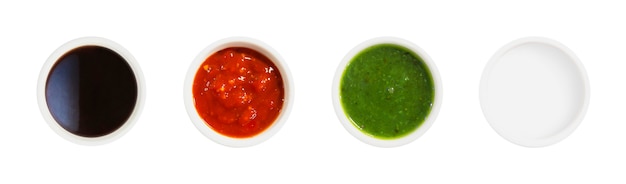 Zestaw sosów sojowo-pomidorowo-śmietanowych w okrągłych ceramicznych talerzach