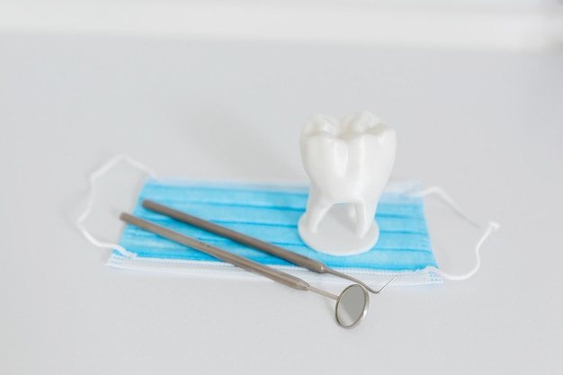 Zestaw Sprzętu Dentystycznego, Lustro I Sonda, Maska Medyczna Na Ząb Na Białym Tle