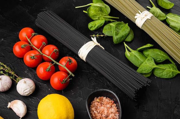 Zestaw Suchego Makaronu Kolorowe Spaghetti, Na Czarnym Ciemnym Tle Kamiennego Stołu