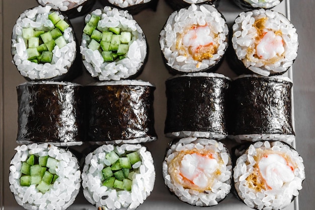 Zestaw Sushi I Maki Na Białym Tle Płaski Widok Z Góry