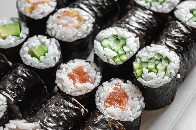 Zestaw sushi i maki na białym tle Płaski widok z góry