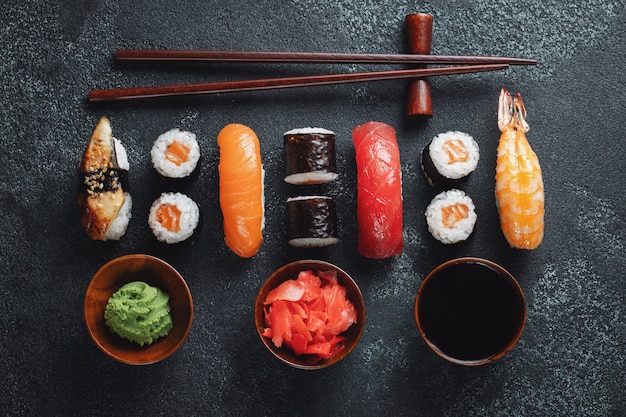 Zestaw sushi i maki na stole z kamienia. Widok z góry z miejsca kopiowania