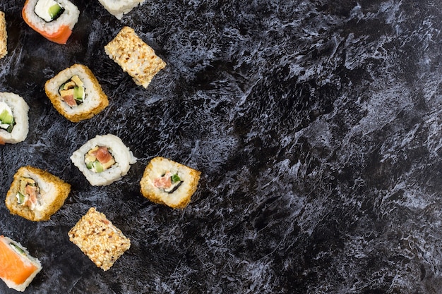 Zestaw sushi i maki na stole z kamienia.