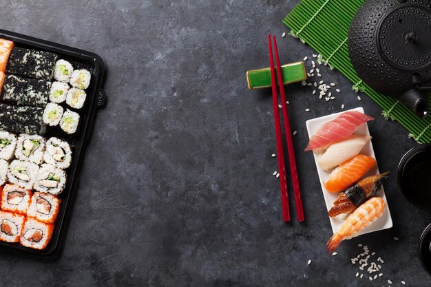 Zestaw sushi maki i zielonej herbaty