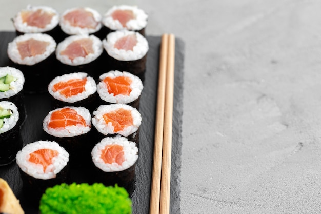 Zestaw Sushi Maki Serwowane Na Czarnej Kamiennej Tacy Z Bliska