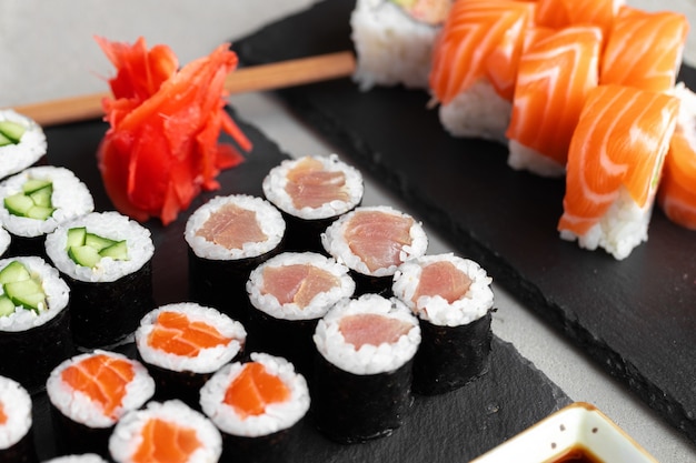 Zestaw sushi Maki serwowane na czarnej kamiennej tacy z bliska