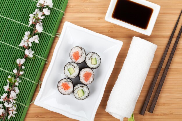 Zestaw sushi maki ze świeżą gałązką sakura