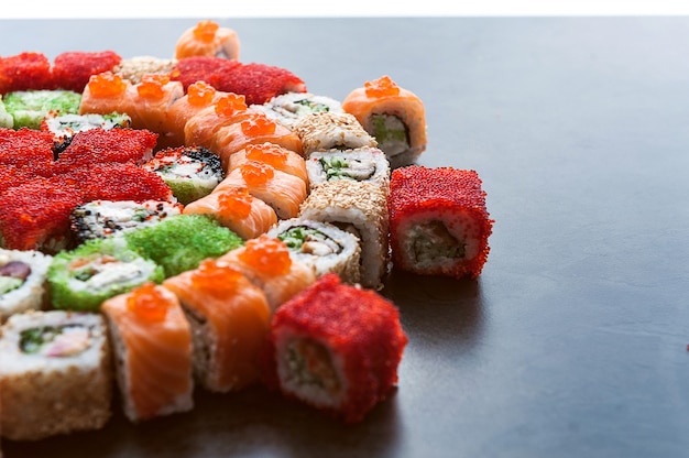 Zestaw sushi na czarnej powierzchni
