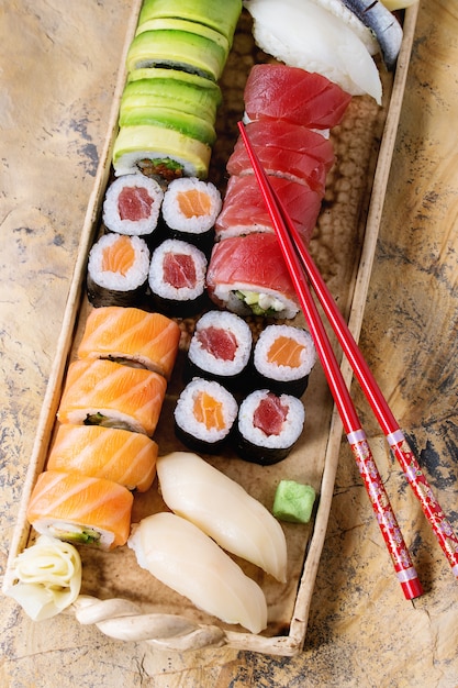 Zestaw sushi nigiri i bułki