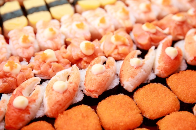 Zestaw Sushi, oryginalne japońskie jedzenie, kolorowa i wykwintna aranżacja w rzędach