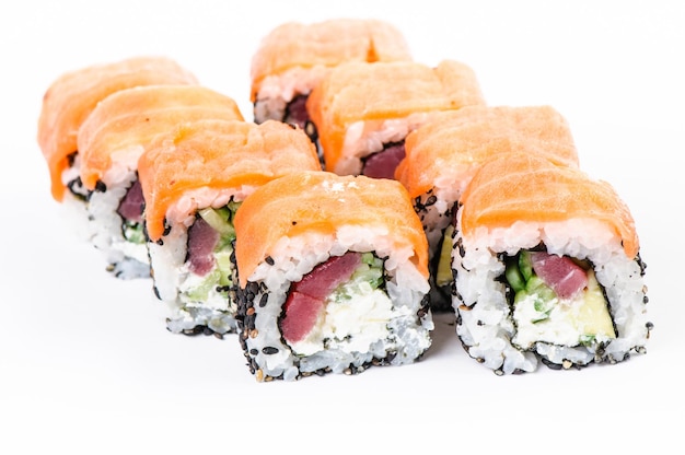 Zestaw sushi osaka maki na białym tle