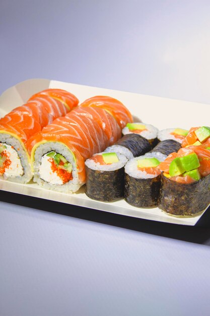 zestaw sushi rolki maki gunkan