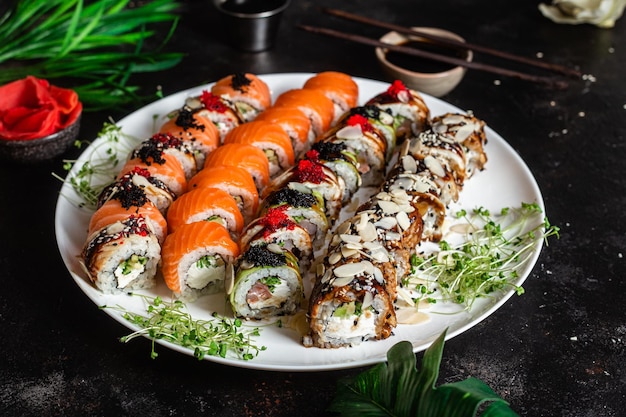 Zdjęcie zestaw sushi rolki sushi różnych typów na talerzu