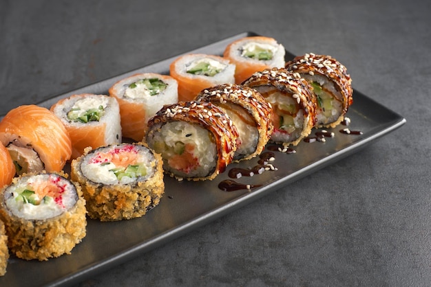 Zestaw Sushi Roll Philadelphia Tempura łosoś Ze świeżymi Składnikami Na Kamiennym Tle