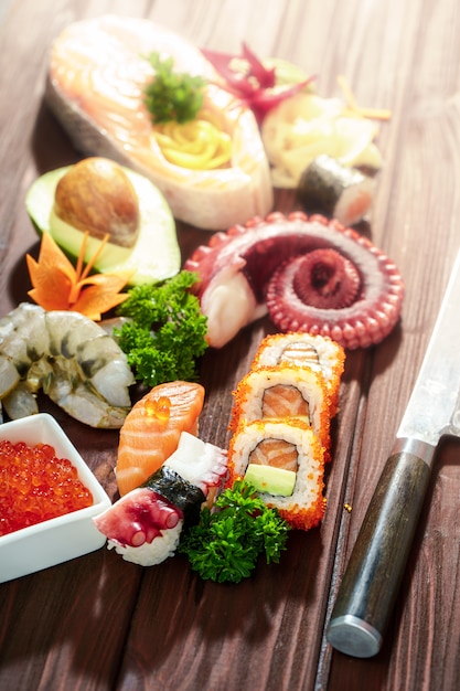 Zestaw Sushi Różne Sashimi, Sushi I Bułki Z Ośmiornicą