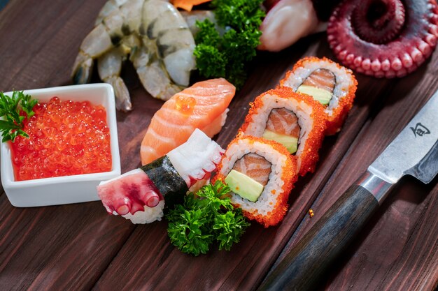 Zestaw Sushi Różne Sashimi, Sushi I Bułki Z Ośmiornicą