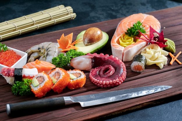 Zestaw Sushi Różne Sashimi, Sushi I Bułki Z Ośmiornicą