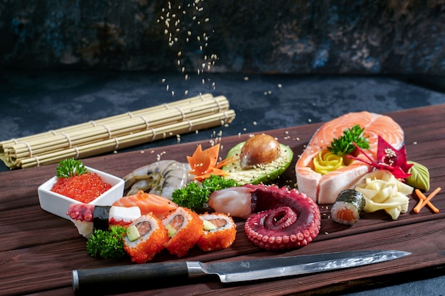 Zestaw Sushi Różne Sashimi, Sushi I Bułki Z Ośmiornicą