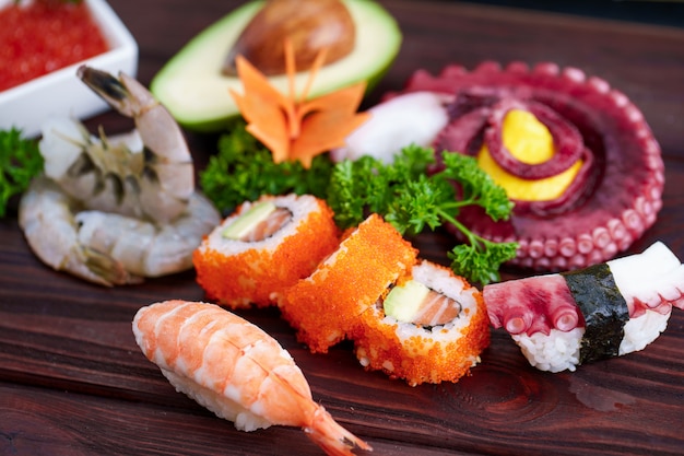 Zestaw Sushi Różne sashimi, sushi i bułki z ośmiornicą