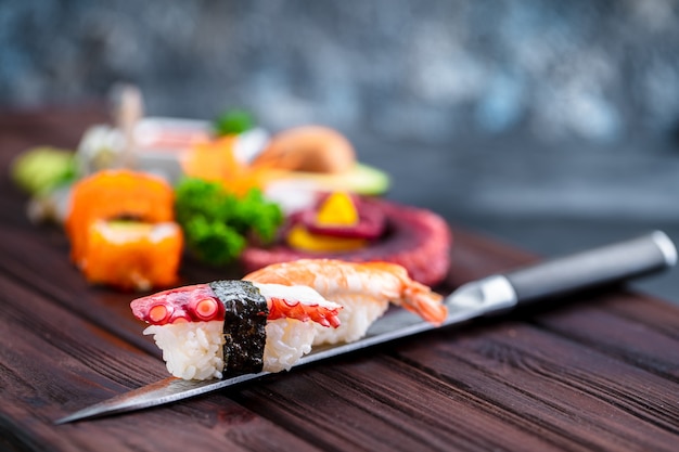 Zestaw Sushi Różne sashimi, sushi i bułki z ośmiornicą