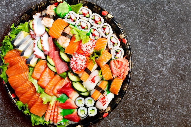 Zestaw Sushi Różne sashimi, sushi i rolki, copyspace