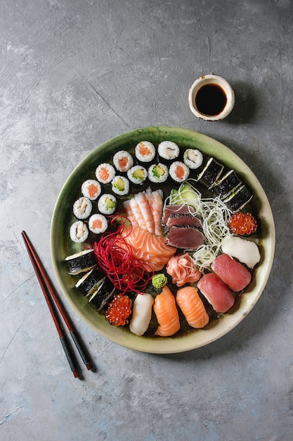 Zdjęcie zestaw sushi sashimi