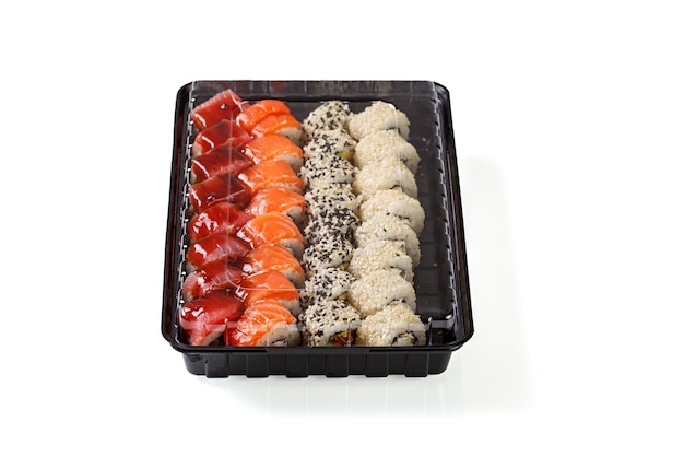Zestaw sushi w pudełku dostawy na białym tle