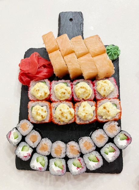 zestaw sushi z bułkami, wasabi i imbirem