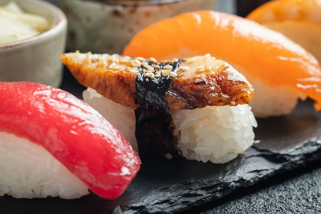 Zestaw sushi z łososiem, tuńczykiem i wędzonym węgorzem.