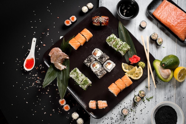 Zestaw sushi z łososiem węgorz tuńczyk awokado serek Philadelphia kawior chuka Sushi menu japońskie jedzenie na czarno-białym tle