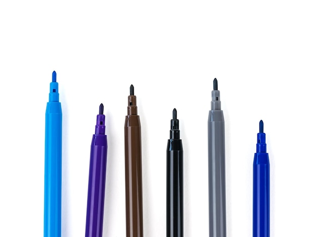 Zdjęcie zestaw sześciu markerów na białym tle uniwersalne markery do biura szkolnego i hobby